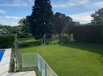 Casa · 310m² · 5 Ambientes · 1 Cochera · Casa Chalet en Alq. Temporario en Los Jazmines, Pilar del Este, Pilar
