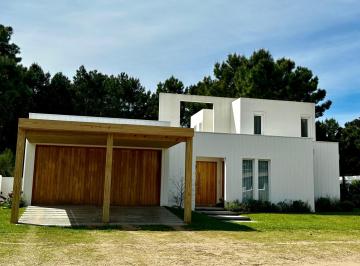 Casa · 250m² · 4 Dormitorios · 2 Cocheras · Pinamar Alamos II - Casa Garzas con Piscina - Temporada 2027