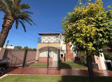 Casa · 250m² · 5 Ambientes · 4 Cocheras · Casa en Castelar Norte