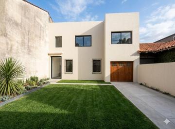 Casa · 240m² · 5 Ambientes · 1 Cochera · Casa en Construcción de 5 Ambientes