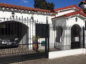Casa · 180m² · 4 Ambientes · Excelente Casa en Adrogué Oportunidad!