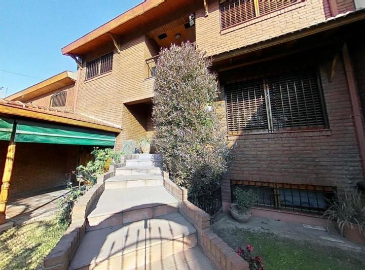 Casa · 300m² · 5 Ambientes · 3 Cocheras