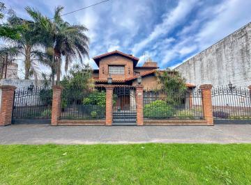 Casa · 332m² · 5 Ambientes · 3 Cocheras · Casa Chalet en Venta en Lanús Este