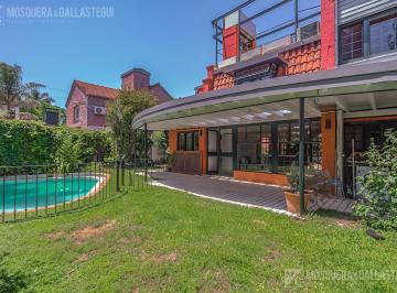Casa · 248m² · 7 Ambientes · 2 Cocheras · Casa de Original Diseño y Muy Lindos Ambientes Para Familia Numerosa!
