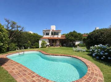 Casa · 322m² · 4 Dormitorios · 2 Cocheras · Casa en Cerro de Las Rosas