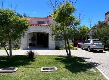 Casa · 240m² · 4 Ambientes · 2 Cocheras · Casa Amoblada en Campo Grande Club de Campo
