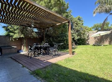 Casa · 75m² · 3 Ambientes · 1 Cochera · Casa de 1 Dormitorio en Venta en Funes
