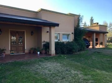 Casa · 209m² · 5 Ambientes · 2 Cocheras · Casa en Uribelarrea