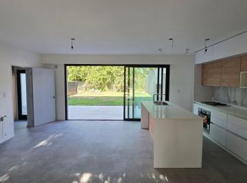 Casa · 168m² · 5 Ambientes · 2 Cocheras · Casa en Funes de Tres Dorm. y Tres Baños