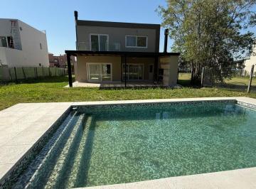 Casa · 250m² · 5 Ambientes · 4 Cocheras · Casa en Santa Ana