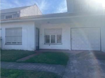 Casa · 90m² · 3 Ambientes · 1 Cochera · Casa 3 Amb. con Depto 1 Amb en Planta Alta - 1 de Mayo 171