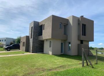 Casa · 205m² · 4 Ambientes · 2 Cocheras · Casa en Cantón Norte
