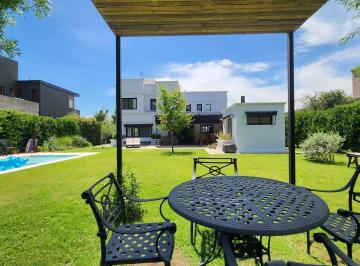 Casa · 213m² · 6 Ambientes · 2 Cocheras · San Sebastian Barrio Privado - Funes