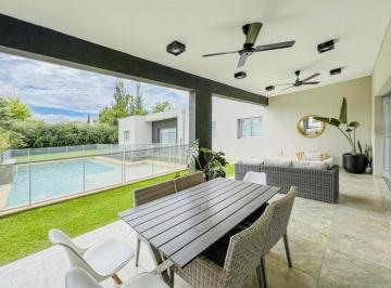 Casa · 1200m² · 4 Dormitorios · Casa en Kentucky