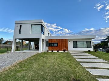 Casa · 150m² · 4 Ambientes · 1 Cochera · Colonia - Venta de Casa de 3 Dorm. Piscina y Barbacoa en Barrio Sheraton