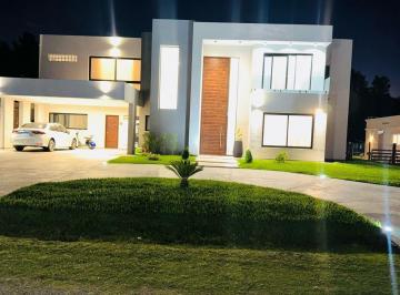 Casa · 300m² · 6 Ambientes · 2 Cocheras · Casa en Alquiler en Haras del Pilar Totalmente Amueblada