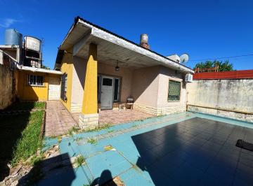 Casa · 200m² · 4 Ambientes · 2 Cocheras · Casa con Local en Venta en San Fernando