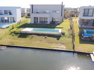 Casa · 250m² · 6 Ambientes · 2 Cocheras · Venta de Casa 6 Ambientes a La Laguna Puertos del Lago