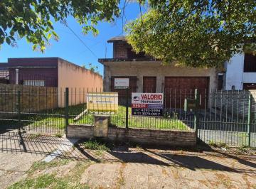 Casa de 5 ambientes, Almirante Brown · Casa Desarrollada Sobre Lote de 10x50. a 300 m de Centro Comercial.