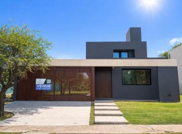 Casa · 163m² · 3 Ambientes · 2 Cocheras · ¡Venta! ¡Hermosa Casa en San Alfonso del Talar! ¡Con Escritura!