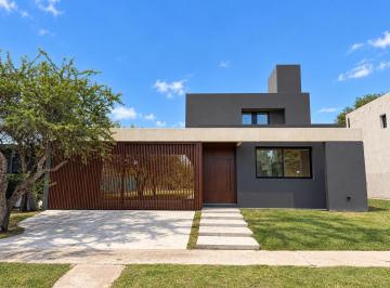 Casa · 236m² · 3 Ambientes · 2 Cocheras · ¡Venta! ¡Hermosa Casa en San Alfonso del Talar! ¡Con Escritura!
