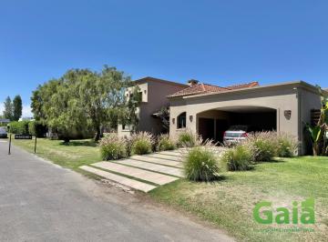 Casa · 235m² · 5 Ambientes · 2 Cocheras · Casa en Venta Jockey Club Salta