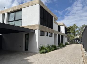 Casa · 223m² · 3 Ambientes · 2 Cocheras · ¡Venta! Casas en Housing en Villa Belgrano ¡A Estrenar!