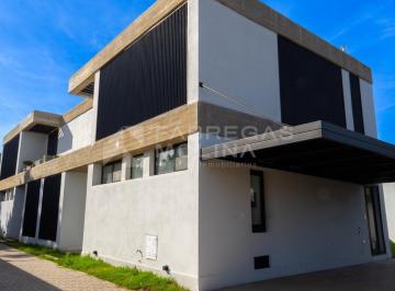 Casa · 223m² · 3 Ambientes · 2 Cocheras · ¡Venta! Casas en Housing en Villa Belgrano ¡A Estrenar!