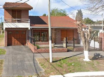 Casa · 250m² · 5 Ambientes · 1 Cochera · Casa Chalet en Venta Rafael Calzada