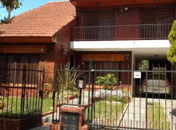 Casa · 200m² · 5 Ambientes · 2 Cocheras · Excelente Chalet en Adrogué