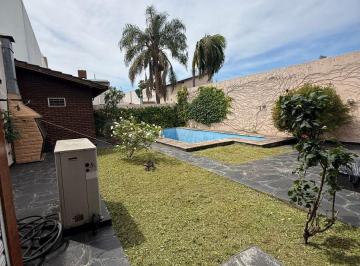 Casa de 4 ambientes, Tres de Febrero · Venta Chalet C/parque y Pileta.