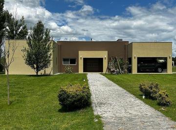 Casa · 280m² · 5 Ambientes · 1 Cochera · Casa de 5 Ambientes en Estancia Villa María, con Piscina y Hermoso Parque. Ezeiza - Cañuelas.