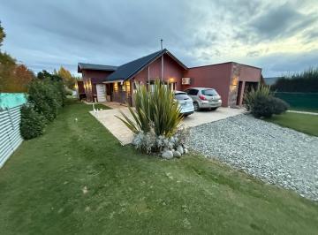 Casa · 218m² · 5 Ambientes · Casa en Dina Huapi