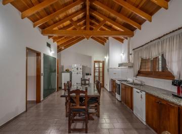 Casa · 315m² · 5 Ambientes · 2 Cocheras · Chalet 5 Amb. con Parque y Piscina – Berazategui