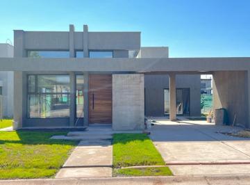 Casa · 501m² · 6 Ambientes · 2 Cocheras · Casa - Carrodilla