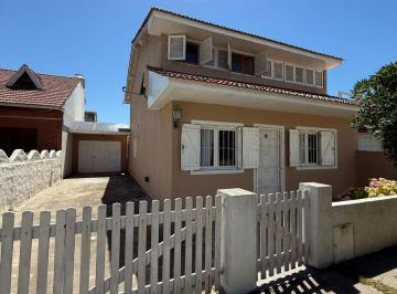 Casa de 5 ambientes, Santa Clara del Mar · Casa en Venta, Excelentemente Ubicada en Los Ángeles 115, a Solo 1 Cuadra de La Playa