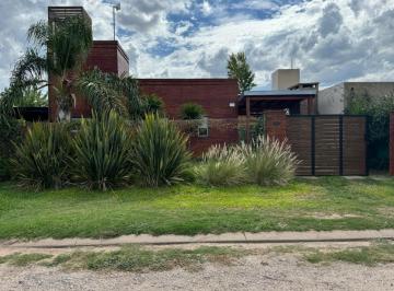 Casa · 70m² · 4 Ambientes · 1 Cochera · Casa en Las Acequias