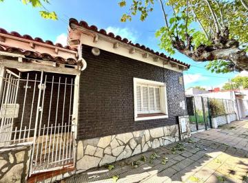 Casa de 2 ambientes, Lomas de Zamora · Chalet Colonial de 2 Ambientes con Cochera y Amplio Patio Apto Credito