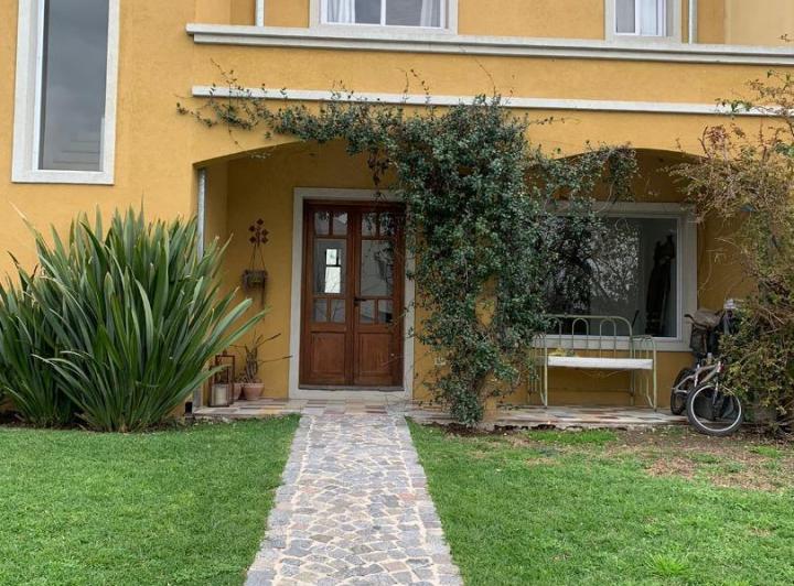 Casa · 204m² · 4 Ambientes · 2 Cocheras