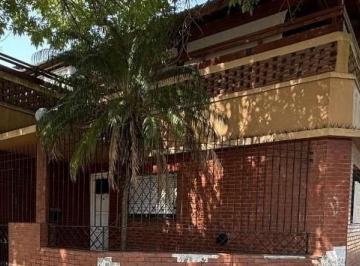 Casa · 220m² · 6 Ambientes · 1 Cochera · Casa Lomas de Zamora! Oportunidad! Escucho Ofertas