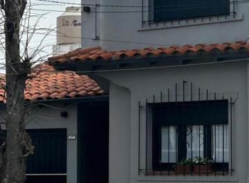 Casa · 170m² · 6 Ambientes · Casa 6 Amb Venta Bernal con Pileta - Refaccionada.