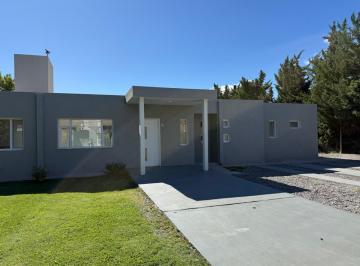 Casa · 121m² · 2 Dormitorios · 1 Cochera · Casa en Planta Baja en El Comahue Golf Club