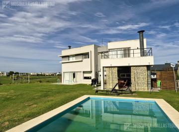 Casa · 240m² · 5 Ambientes · 4 Cocheras · Casa - El Canton - Golf. Lote Al Golf, Amplios Ambientes. 3 Dorm., Galería y Pileta.