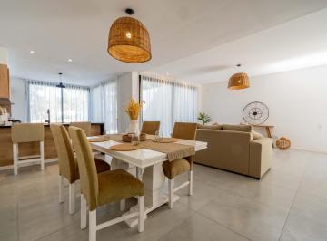 Casa · 152m² · 6 Ambientes · 2 Cocheras · Venta | Permuta - Casa 3 Dorm. - Los Troncos, Funes. Apto Crédito.