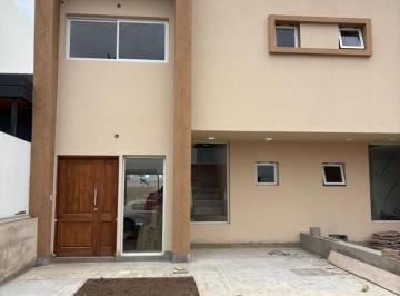 Casa de 5 ambientes, Córdoba · Venta Duplex de 3 Dorm. en Brisas de Manantiales