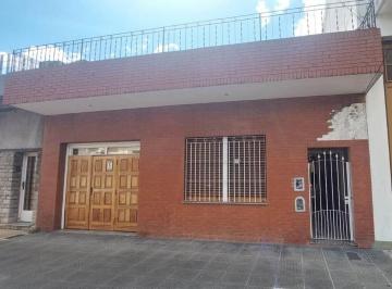 Casa · 300m² · 5 Ambientes · 1 Cochera · Casa Para 2 Familias S/lote 8.66 X 49 m