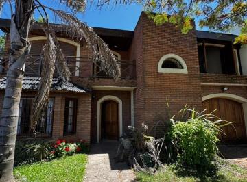 Casa · 160m² · 4 Ambientes · 3 Cocheras · Casa de 3 Dorm. con Pileta Venta Ideal Emprendimiento