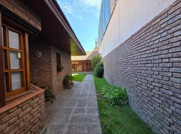 Casa · 230m² · 10 Ambientes · 2 Cocheras · Casa en Venta Excelente Oportunidad