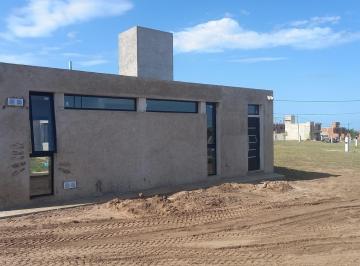 Casa · 132m² · 5 Ambientes · 2 Cocheras · Hermosa Casa en Una Sola Planta de 3 Dorm. en Docta Central