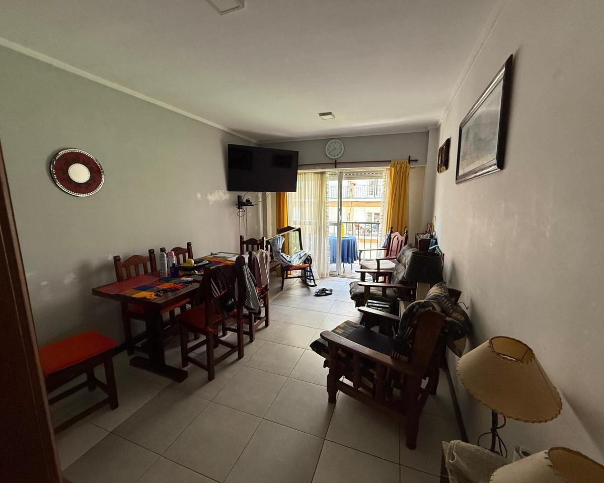 Exclusivo departamento 3 ambientes de 58 M2 con balcon saliente en corrientes 2149 - 4to. Piso